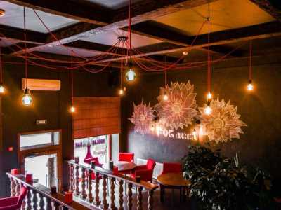 Лаунж кальян бар Fog area выполнен в стиле лофт, в мягких древесно-коричневых тонах.