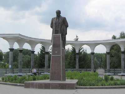 Памятник Тарасу Шевченку в городе-здравнице Хмельник.