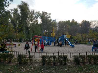 Детская площадка в парке «Наталка» в Оболонском районе Киева.