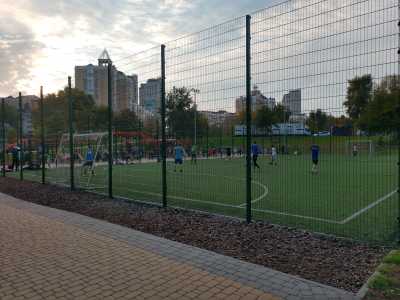 Поле для игры в мини-футбол в парке «Наталка» в Оболонском районе Киева.
