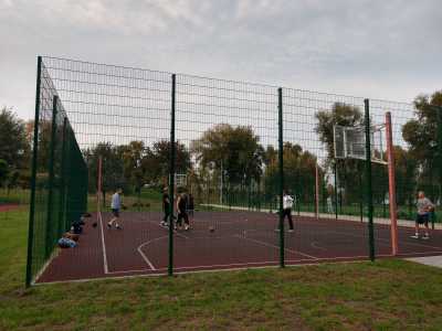 Поле для игры в волейбол и баскетбол в парке «Наталка» в Оболонском районе Киева.