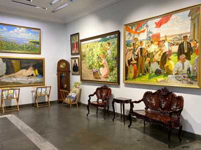 Комплекс L`Art является первой частной галереей в Украине, которая была основана еще в 1993 году. 