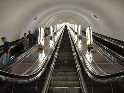 «Арсенальная» является станцией метро красной ветки (Святошинско-Броварская линия). Она считается самой глубокой в мире. Находится между станцией «Крещатик» и «Днепр», построена в 1960 году. Название получила от крупнейшего завода «Арсенал»