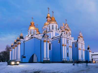 Михайловский златоверхий монастырь считается одним из самых красивых мест не только в Украине, но и во всем мире. На территории святыни находится действующий церковный хор, воскресная и духовная школа. 