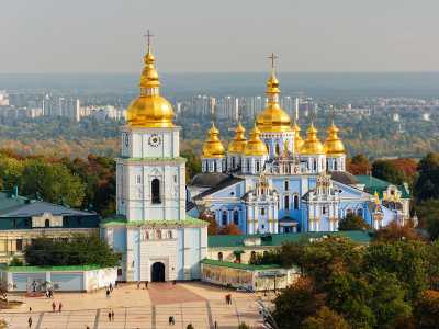 Михайловский златоверхий монастырь находится по адресу город Киев, улица Трехсвятительская, дом 6. 