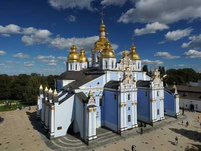 Михайловский златоверхий монастырь находится по адресу город Киев, улица Трехсвятительская, дом 6.