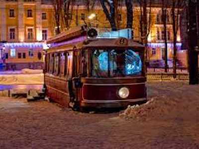 Старый трамвай в парке имени Тараса Шевченко в Киеве.