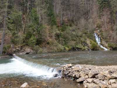 Окресности водопада Каменецкий в Закарпатской области.