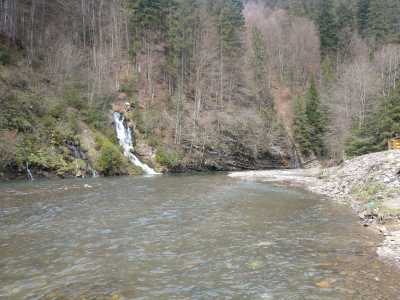 Увидеть Каменецкий водопад можно уже на подъезде к озеру Синевир, с автомобильной дороги. 