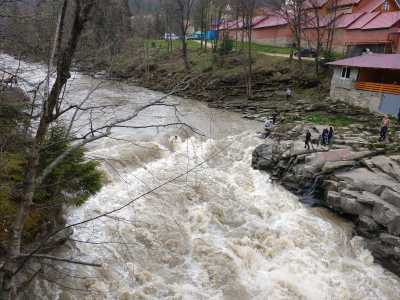 Водопад Пробий находится на улице Петраша, в границах города Яремче, его центре, Ивано-Франковской области. 