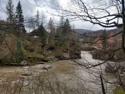Каскадный водопад Пробий ранее назывался Яремчанским, и расположен он на реке Прут. 