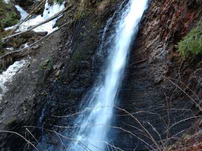 Женецкий водопад Гук прекрасен в любое время года. Весной он отличается своей полноводностью, бурными водяными потоками.