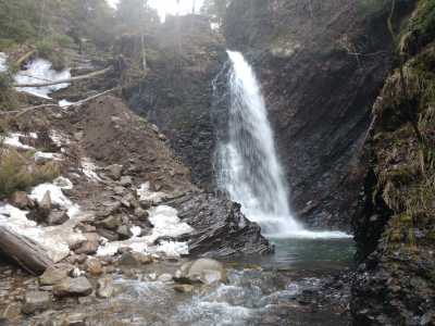 Женецкий водопад Гук - отличное решение для отдыха, как в холодное, так и теплое время года.