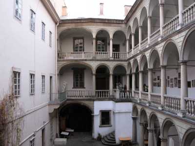 Итальянский дворик считается уникальным памятником архитектуры, относящимся к эпохе Возрождения. 