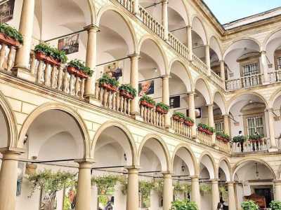 Итальянский дворик одновременно является памятником старины, историческим музеем и рестораном.