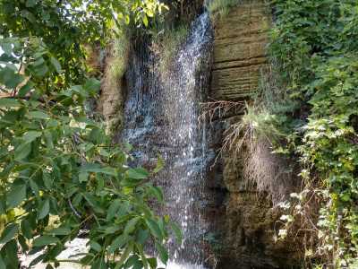 Особенный интерес водопад на Фонтанке вызывает в теплое время года, летом, когда можно не только насладиться его красотой, но и освежиться в холодной воде.