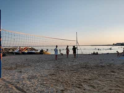 Поле для игры в волейбол на пляже в селе Крыжановка 