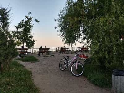 Обзорная площадка на пляж в селе Крыжановка возле Одессы.