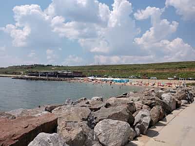 Укрепленный берег с набережной возле пляжа «Занзибар» возле Одессы