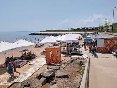 Особенностью пляжа «Занзибар» является его уютная обстановка, детская площадка, наличие достаточного количества шезлонгов, столиков, зонтов, навесов, шатров. Все это позволяет рассчитывать на спокойный и приятный отдых.