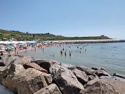 Пляж «Занзибар» пользуется популярностью не только среди одесситов, но и гостей Украины, Это объясняется, прежде всего, представленным высококлассным сервисом, качественно предоставляемыми услугами. 