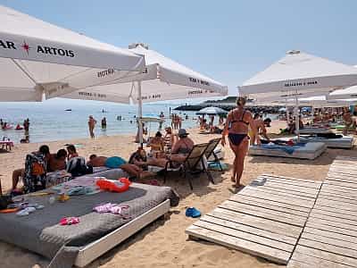К услугам отдыхающих на пляже "Занзибар" несколько ресторанов, аттракционы, специально оборудованные площадки для маленьких гостей, пляжные принадлежности, кинотеатр под открытым небом, бар, прокат каяков и SUP-бордов. 