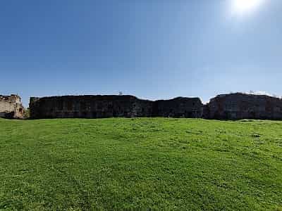 Особенностью Пневского замка является его оборонная способность, толщина стен до полутора метров, наличие нескольких смотровых башен, бойниц, заградительного рва и скального обрыва в его тыльной части. 