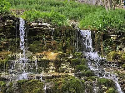 В Херсонской области, Бериславском районе, неподалеку от руин дворца князя Трубецкого, густых зарослях находится несколько уникальных водопадов, которые для степи считаются диковинным явлением. 