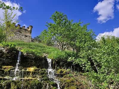 Степные водопады в Херсонской области находятся близ населенного пункта Казацкое (раньше имел название Козачи), на берегу Днепра, рядом с имением, владельцем которого являлся Петр Николаевич Трубецкой. 