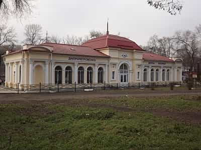 Днепровская детская железная дорога является внешкольным начальным учебным заведением, способным познакомить всех желающих, особенно школьников, с железнодорожными специальностями. 