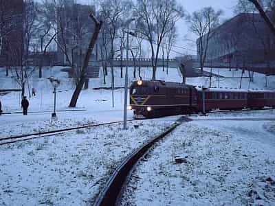 Днепровская детская железная дорога работает не только в теплый период времени, но и зимой (во время школьных каникул, проводящихся обычно с конца декабря по середину января).