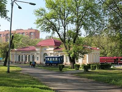 Днепровская детская железная дорога находится в городе Днепр, в живописном парке Лазаря Глобы. Добраться до нее относительно просто можно любым видом транспорта, в том числе автомобильным, ЖД или рейсовыми автобусами. 