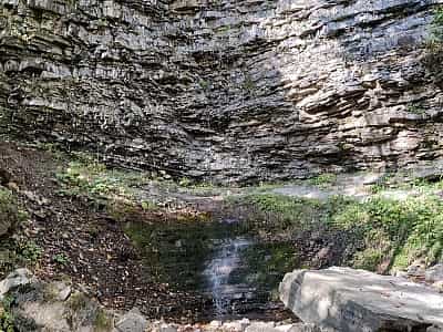  Следует не путать Капельный водопад с Бухтивецким водопадом (его высота на 2 метра меньше), поскольку и один, и другой стоят на реке Бухтивец. Расстояние между ними приблизительно 50 метров.