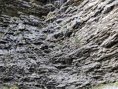Высота падения воды в Капельном водопада составляет 10 метров. 