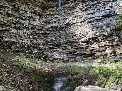 Капельный водопад находится в Надворнянском районе Ивано-Франковской области, в массиве Горганы, на небольшой реке Бухтивец. 