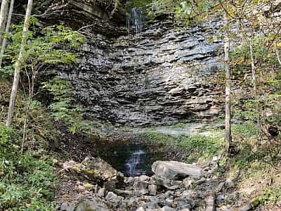 Капельный водопад находится в массиве Горганы, живописном, экологически чистом районе, лежит на ручье, впадающем в реку Бухтивец. 