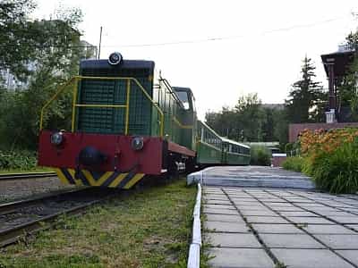 Луцкая детская железная дорога проходит вдоль живописной речушки Сапалаевка. Найти ее можно по адресу город Луцк, улица Шопена, 14а. 