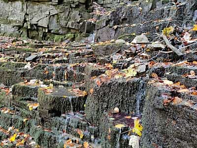 Дикий безымянный водопад возле водопада Дзвинка, в Ивано-Франковской области.