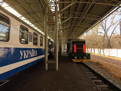  С конца весны по середину осени здесь можно прокатиться на поезде, сфотографироваться на Харьковской детской железной дороге 