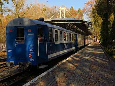 Детская железная дорога находится в городе Харьков, на улице Сумская, 81, недалеко от станции метро «Университет». 