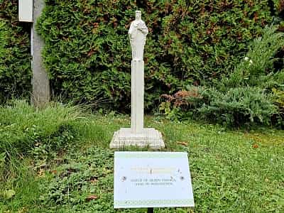 Миниатюра памятника королеви Ядвиги в парке-музее «Карпаты в миниатюре» в городе Яремче. 