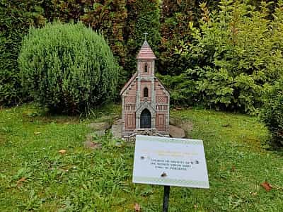 Миниатюра ворохтинской церкви в парке-музее «Карпаты в миниатюре» в городе Яремче. 
