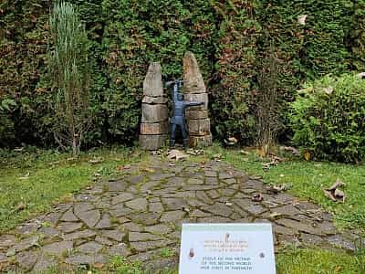 Миниатюра памятника погибшим во второй мировой войне в парке-музее «Карпаты в миниатюре» в городе Яремче. 