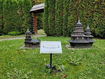 Миниатюра деревяной монастыря святого Илаи в парке-музее «Карпаты в миниатюре» в городе Яремче. 