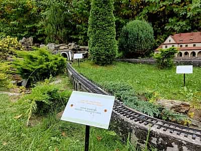 Миниатюра арочного виадука в парке-музее «Карпаты в миниатюре» в городе Яремче. 