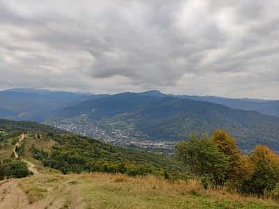 Сыроварня на горе Маковица и горная долина возле Яремчи.