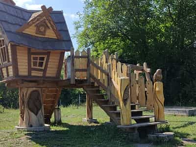 Детская площадка в черновицком областном музее народной архитектуры и быта