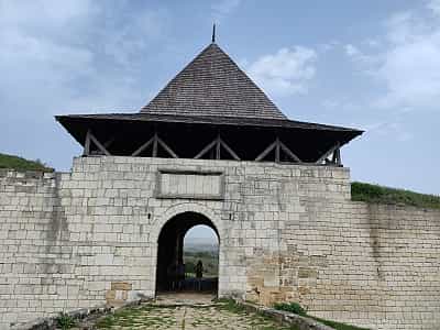 Южная башня в государственном историко-архитектурном заповеднике "Хотинская крепость"