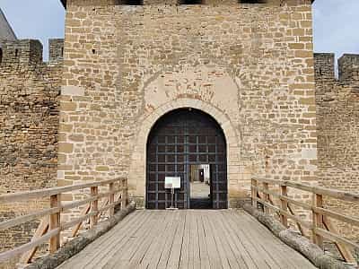 Въездная башня в государственном историко-архитектурном заповеднике "Хотинская крепость"