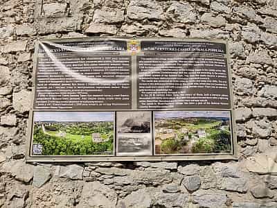 Информационный стенд средневекового Скала-Подольского замка в Тернопольской области 